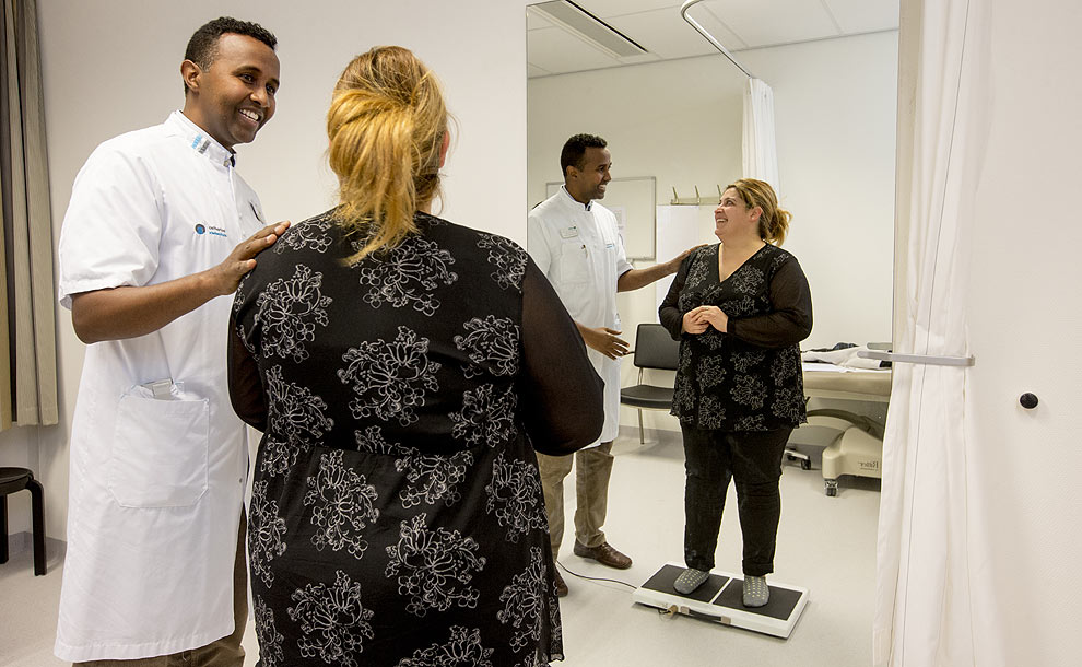 Verpleegkundig specialist Mohammed Saïd in gesprek met een patiënt