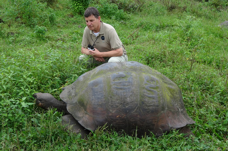Cardioloog Nico Pijls bekijkt een grote schildpad tijdens één van zijn vele reizen.