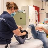 Niet standaard meer gips en een controle-afspraak na een botbreuk