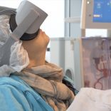 Vr-brillen steeds vaker ingezet als pijnbestrijding in ziekenhuizen: ‘Afleiding is fijn’