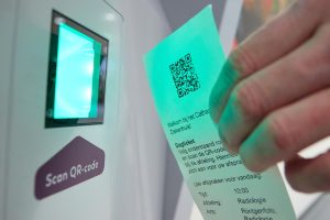 QR-code scannen op de zuil bij de afdeling’