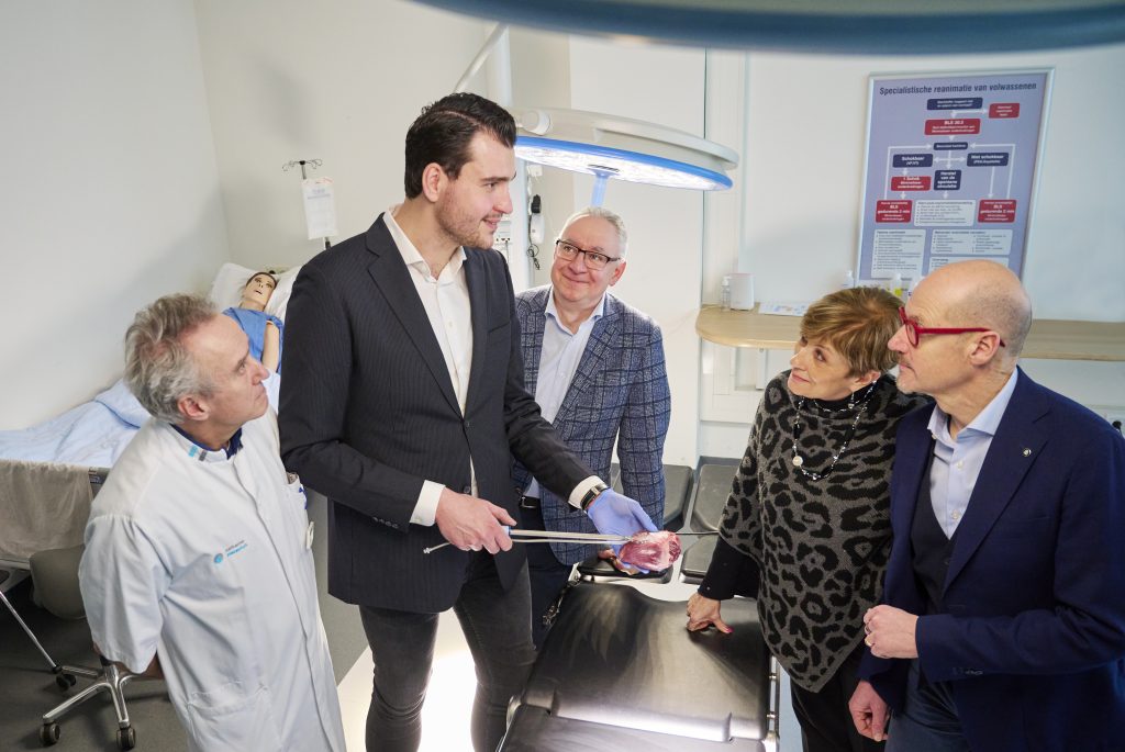 Cardiothoracaal chirurg Ferdi Akca (tweede van links) met Catharina-collega Joost ter Woorst links van hem. Ronald Lans, Silvia Scalia en Filippo Malgrati van Medtronic luisteren aandachtig naar zijn uitleg over de EndoCAB-operatie. Foto Jeroen Appels/Van Assendelft Fotografie