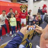 Dit keer geen behandeling, maar plezier maken met PSV’ers in het Catharina Ziekenhuis