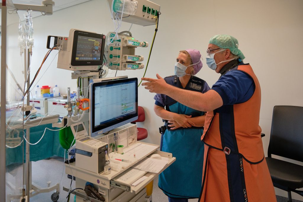 Sedatiespecialist Roland Schriks geeft zijn kennis door aan Britse en Deense collega's.