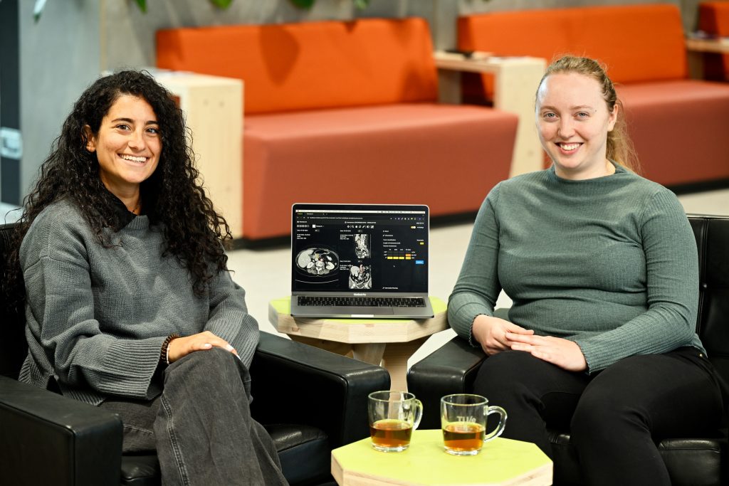 Victoria Bruno en Terese Hellström. Foto: Bart van Overbeeke