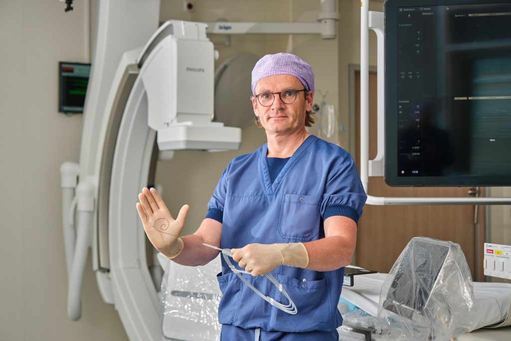 Pim Tonino met de slimme draad. Foto: Jarno Verhoef/Catharina Ziekenhuis