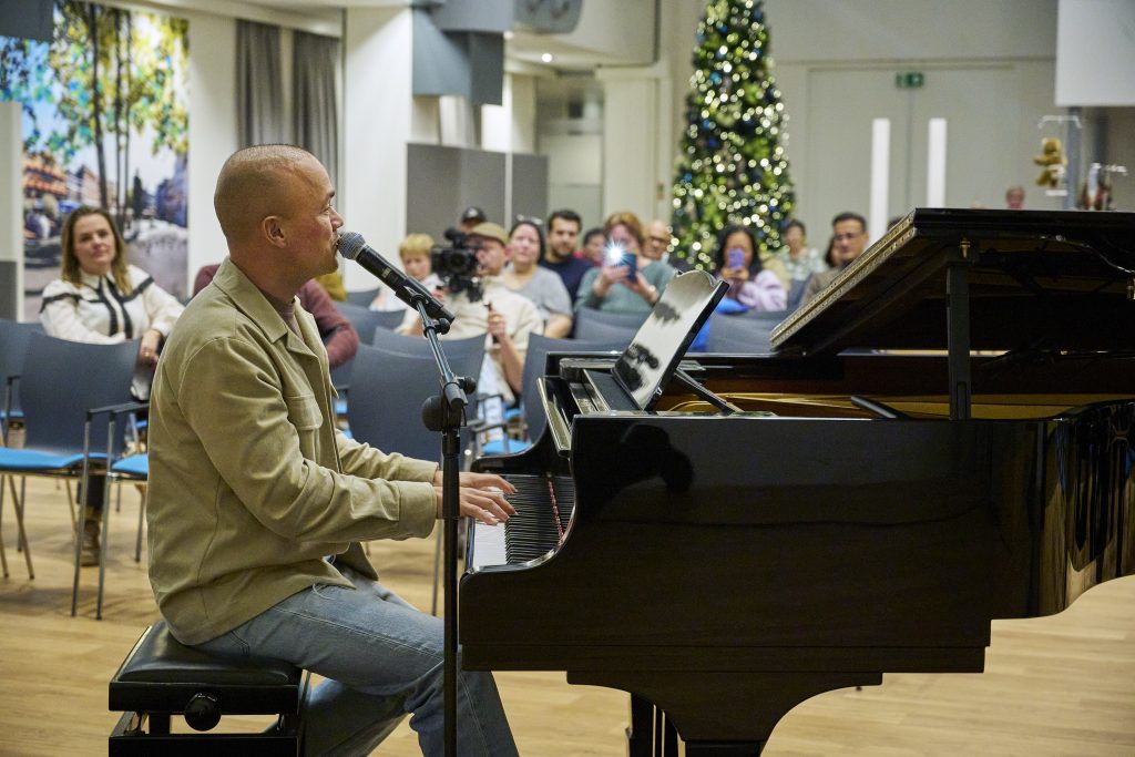 Joël Borelli achter de voor hem speciale vleugel. Foto: Van Assendelft Fotografie
