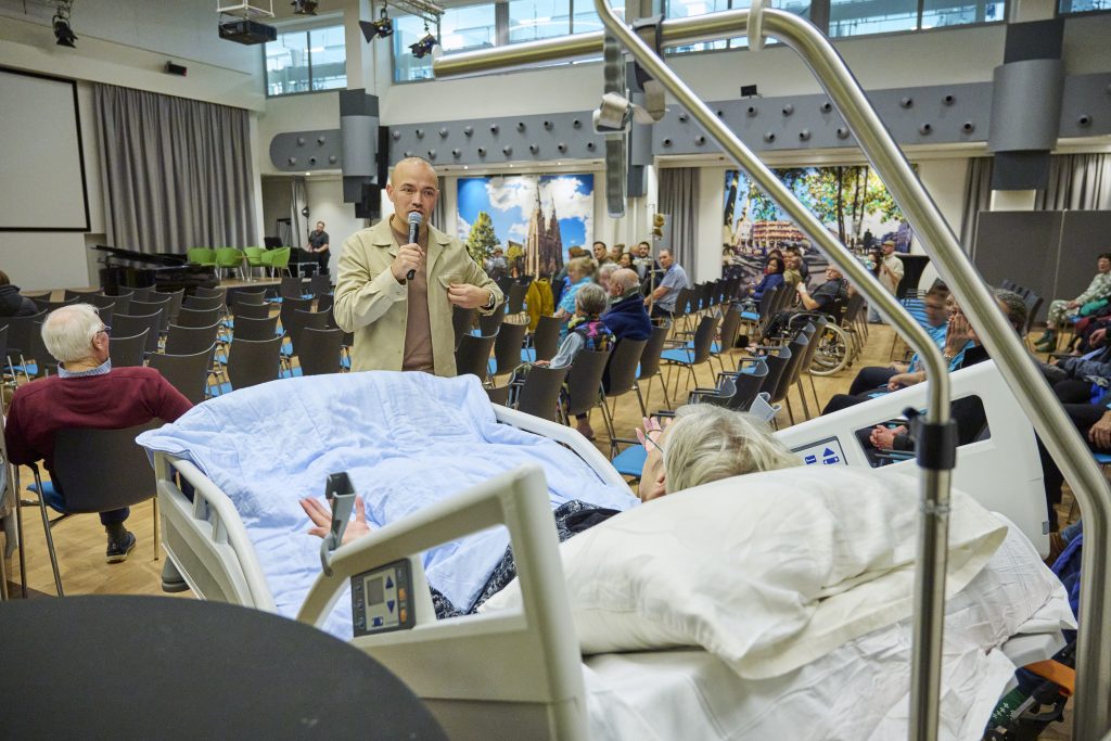 Joël Borelli treedt op voor patiënten van het Catharina Ziekenhuis.