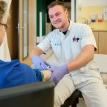 Van beveiliger naar verpleegkundige: Jelle is op weg naar zijn droombaan