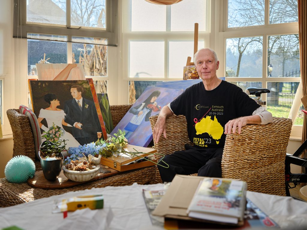 Willem Linders in zijn kleurrijke huis in Geldrop. Foto: Jarno Verhoef/Catharina Ziekenhuis
