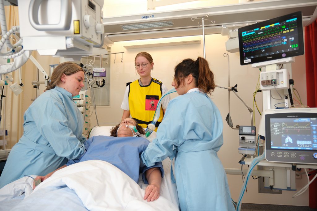 Verzorging van een patiënt die beademd wordt op de intensive care. Foto: Jarno Verhoef/Catharina Ziekenhuis
