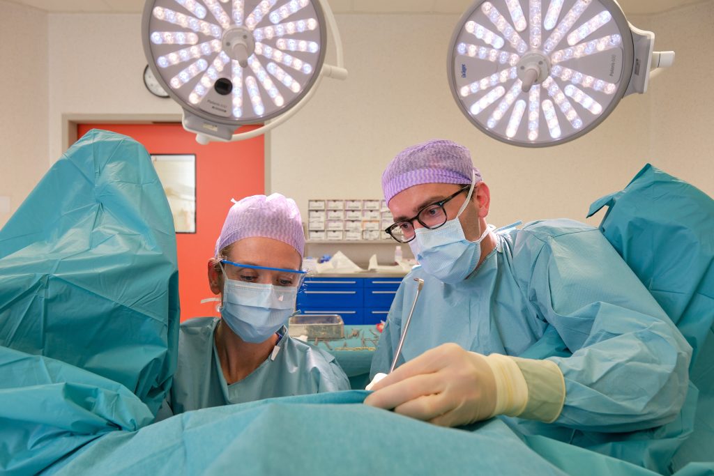Edith van Esch en plastisch chirurg Emiel van Haren tijdens een operatie