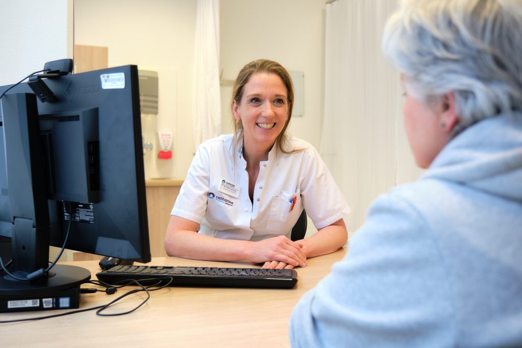 Edith van Esch tijdens een spreekuur