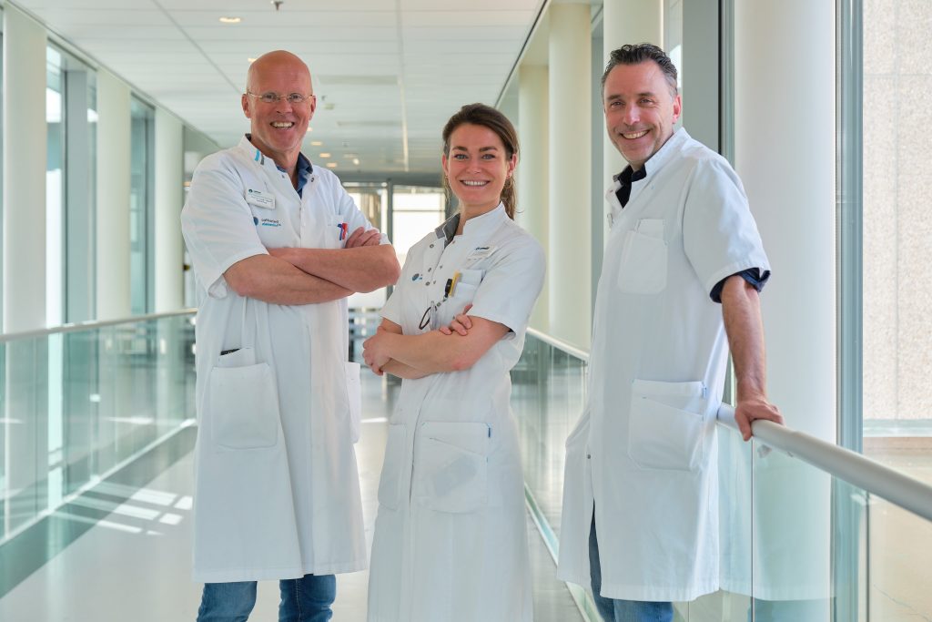 Het TOS-team, bestaande uit vaatchirurg Joep Teijink, verpleegkundig specialist Renée Barnhoorn en neuroloog Bart van Nuenen (v.l.n.r.). Foto: Jarno Verhoef/Catharina Ziekenhuis
