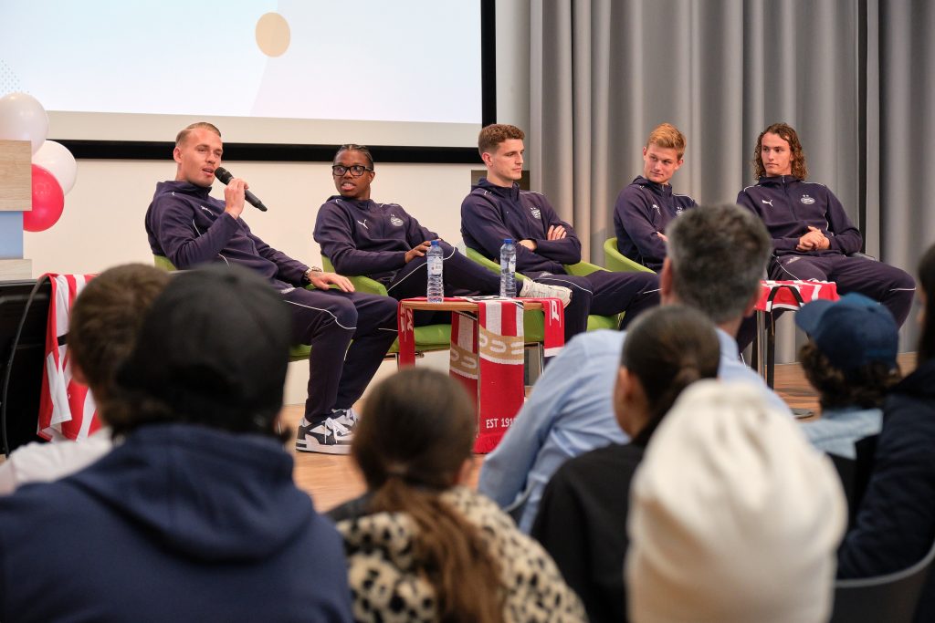 Vragenvuur aan PSV-spelers.
