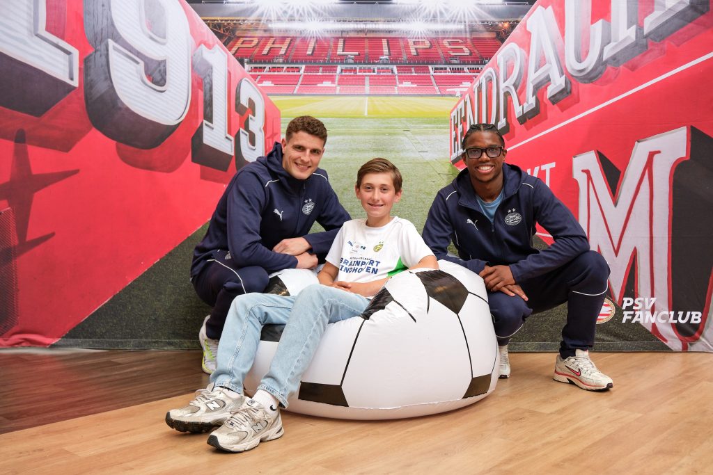 Lucas Nieuwenhoff tussen Guus Til en Tyrell Malacia (rechts).