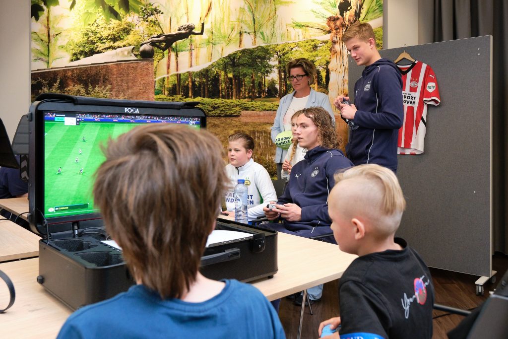 Eus Waayers speelt FIFA met patiënten.