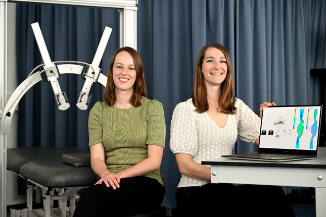 Vera van Hal (l) en Judith Fonken. Foto: Bart van Overbeeke/TU/e