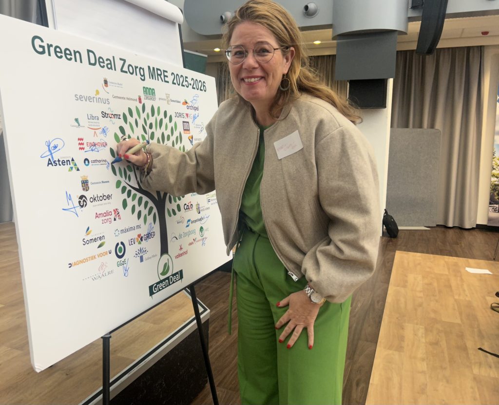 Marie-Claire van Hek zet namens het Catharina Ziekenhuis haar handtekening onder de Green Deal Zorg Metropool Regio Eindhoven 2025-2026.