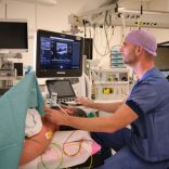 Bewaking van patiënten tijdens operaties door middel van echografie van de halsslagader