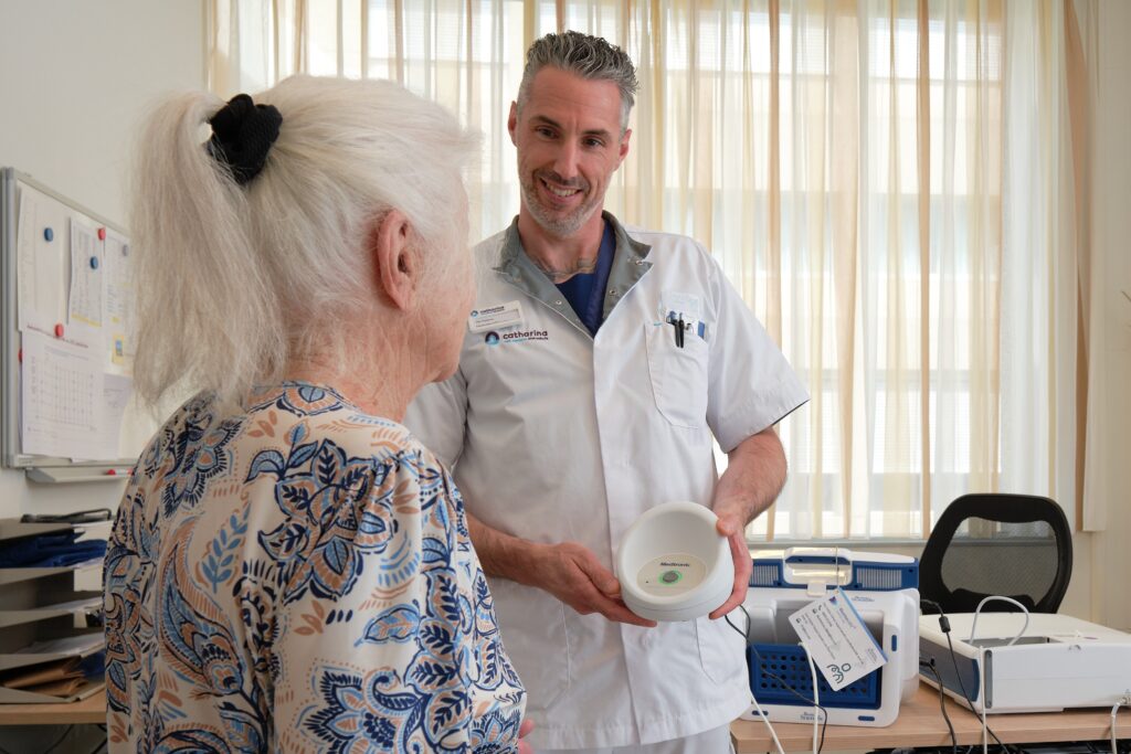 Pacemakertechnicus Gijs Nabben helpt mevrouw Bolwerk op weg. Foto: Jarno Verhoef/Catharina Ziekenhuis