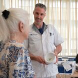 Elke nacht even contact met haar pacemaker: Ria (88) voelt zich goed én gerustgesteld