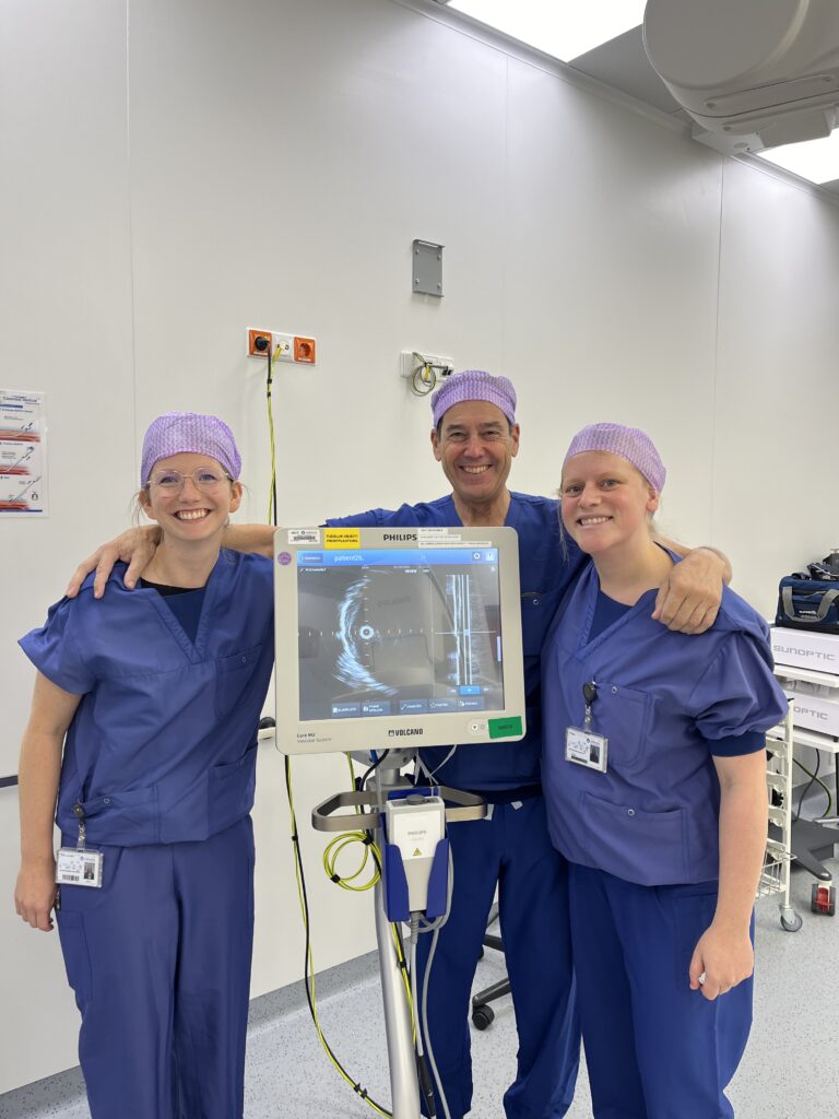 Floor Fasen (rechts) samen met haar begeleider Marc van Sambeek, vaatchirurg in het Catharina Ziekenhuis en hoogleraar aan de TU/e, en mede-e/MIC-promovendus Daniek van Aarle.