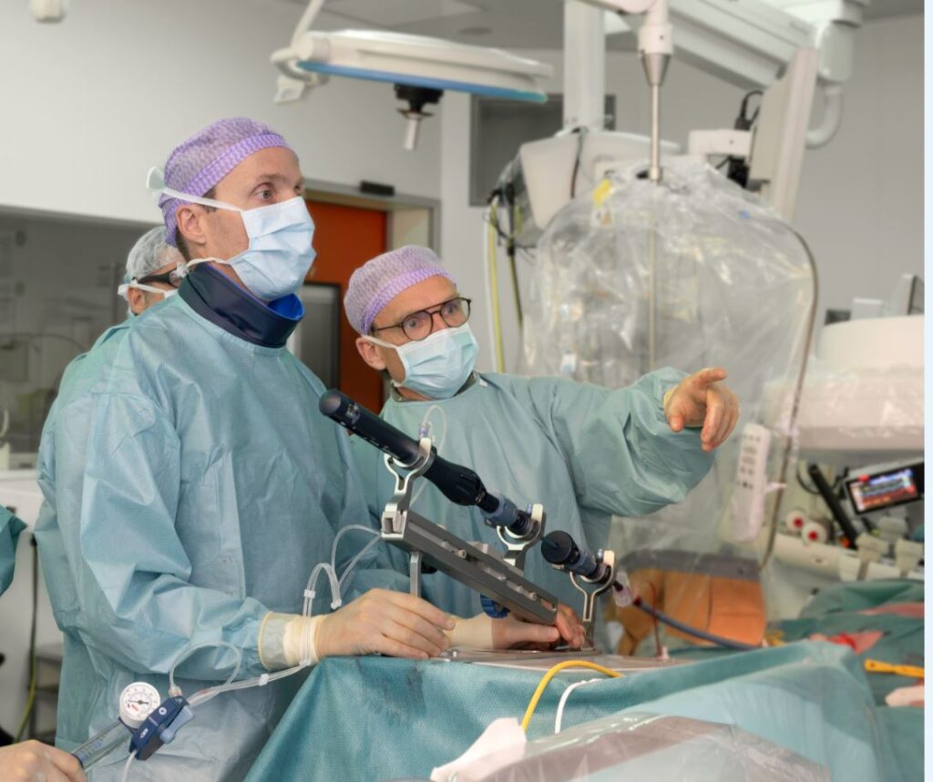 Cardioloog Koen Teeuwen (links) en professor Pim Tonino (rechts) plaatsen de nieuwe mitralisklep via de lies, precisiewerk tot op de millimeter. Foto: Guy van Dael/Catharina Ziekenhuis