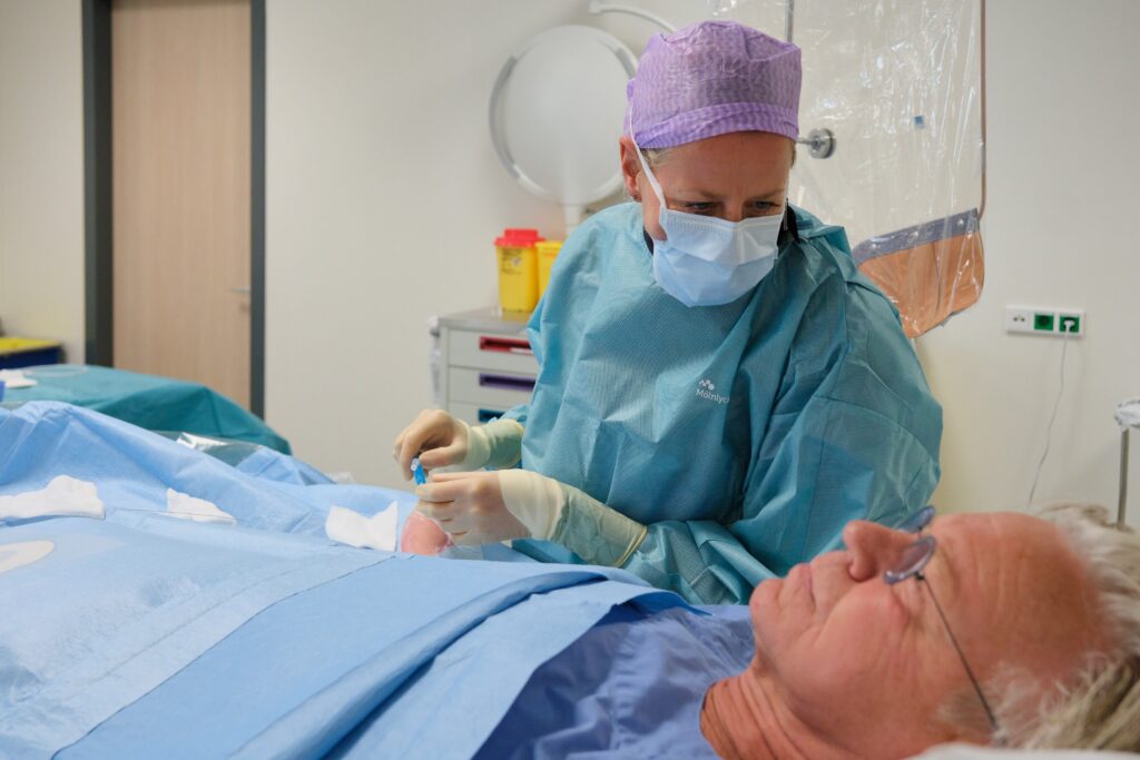 Annemiek de Vos praat met Willibrord Felix