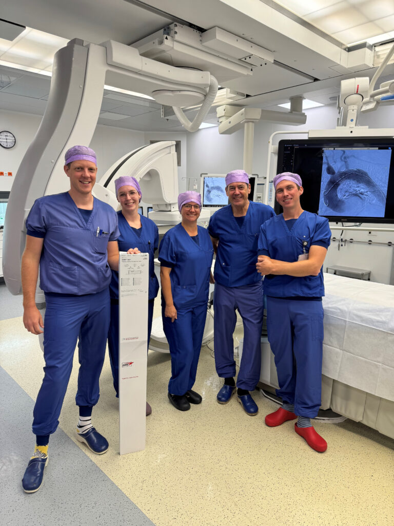 Jens Goeteyn (links) en Marc van Sambeek (tweede van rechts) met het team na de eerste procedure met de nieuwe techniek.